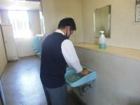 水が冷たい日だってなんのその！腕まくりして頑張っています。