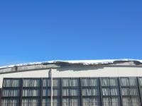 体育館の屋根の雪