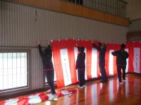 協力しながらスムーズに幕を張っていきます。